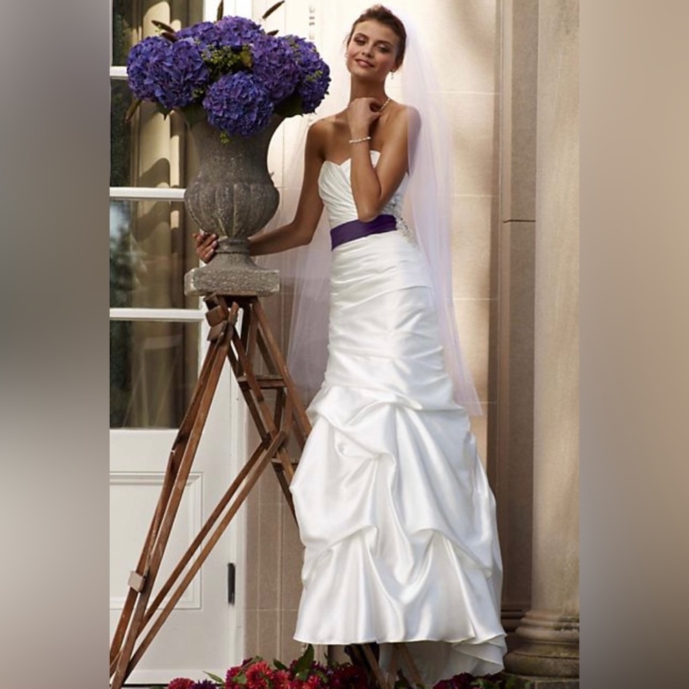 Gorgeous brand new David’s Bridal wedding dress with built in bra, Size 8